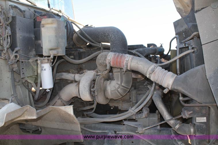 image for item 5001 1999 International 9400 Eagle semi truck