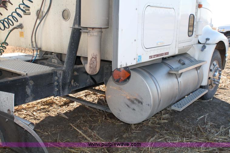 image for item 5001 1999 International 9400 Eagle semi truck