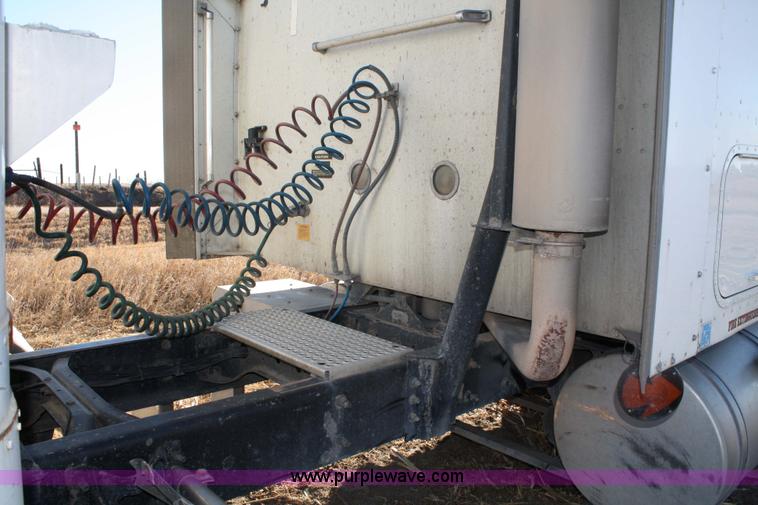 image for item 5001 1999 International 9400 Eagle semi truck