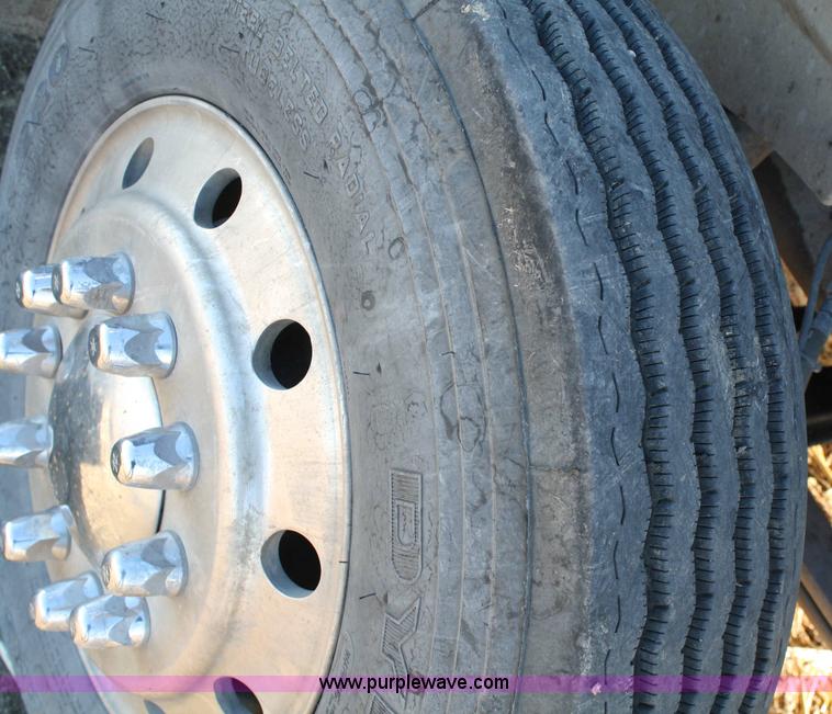 image for item 5001 1999 International 9400 Eagle semi truck