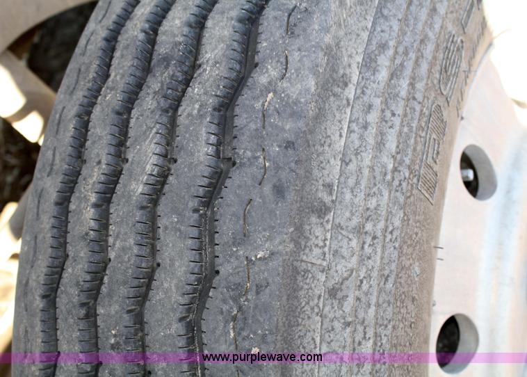 image for item 5001 1999 International 9400 Eagle semi truck