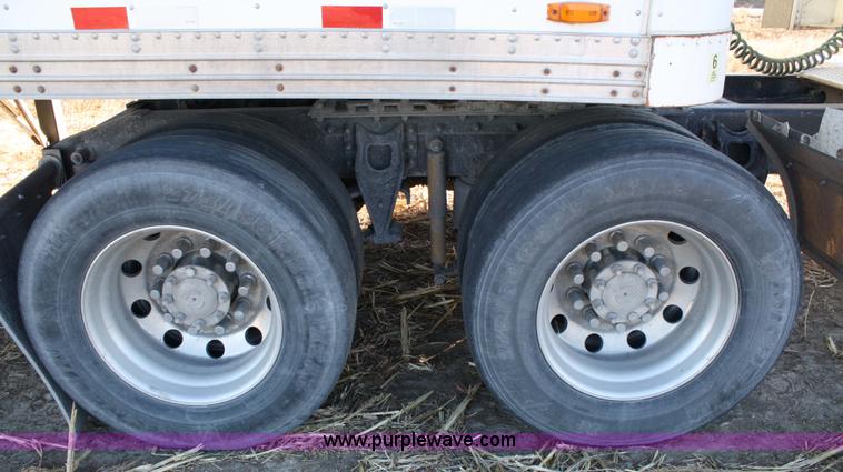 image for item 5001 1999 International 9400 Eagle semi truck