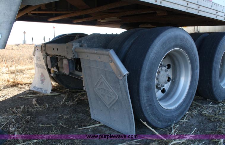 image for item 5001 1999 International 9400 Eagle semi truck