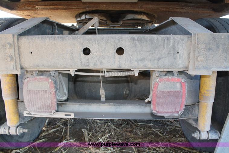 image for item 5001 1999 International 9400 Eagle semi truck