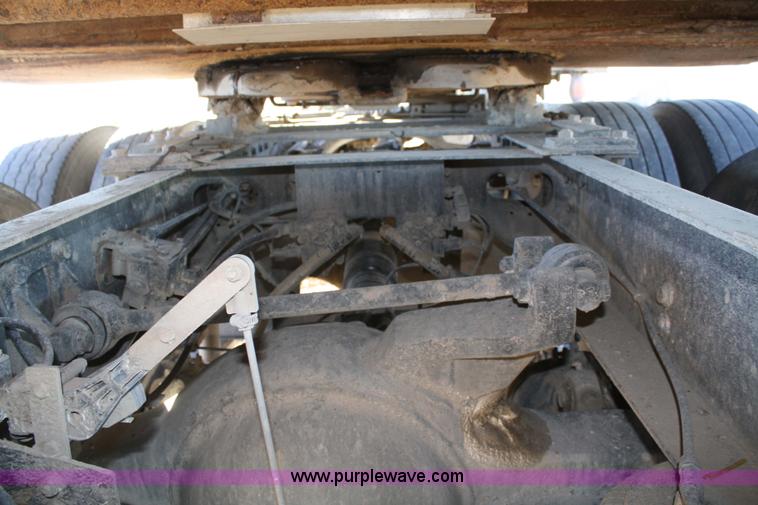 image for item 5001 1999 International 9400 Eagle semi truck