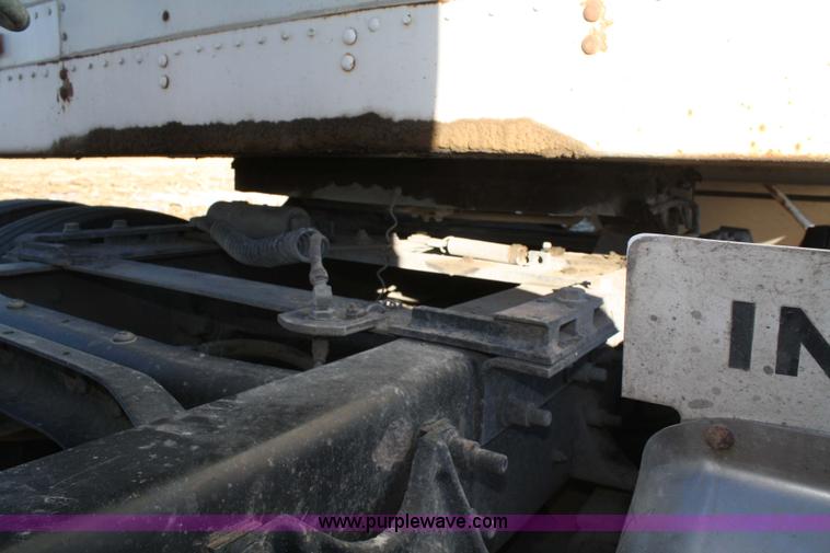 image for item 5001 1999 International 9400 Eagle semi truck