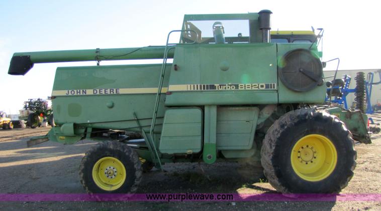 image for item 5214 1982 John Deere 8820 combine