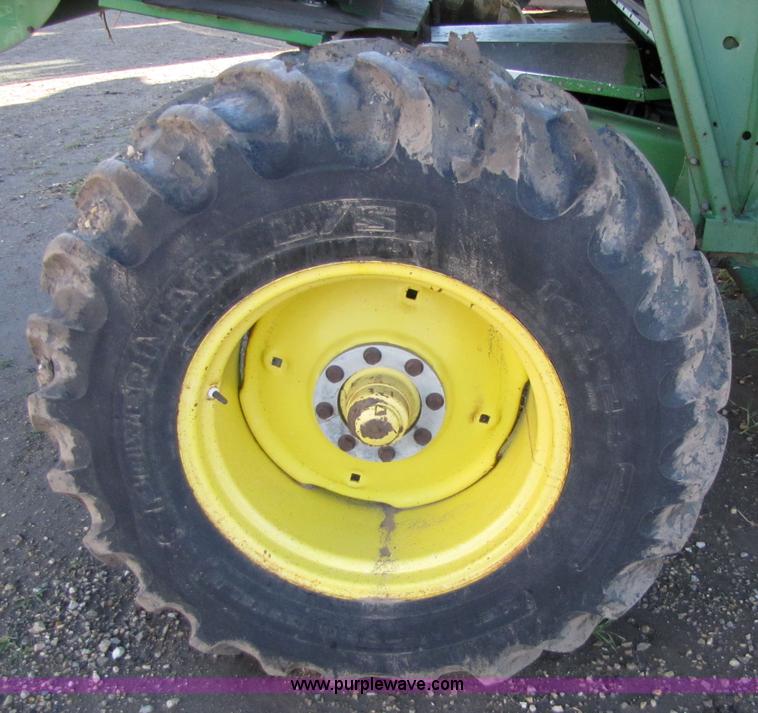 image for item 5214 1982 John Deere 8820 combine