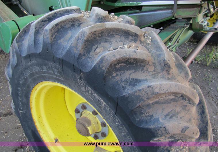 image for item 5214 1982 John Deere 8820 combine