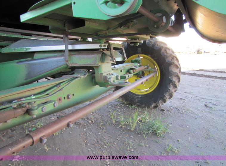 image for item 5214 1982 John Deere 8820 combine
