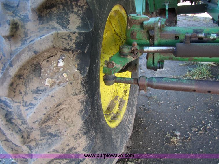 image for item 5214 1982 John Deere 8820 combine