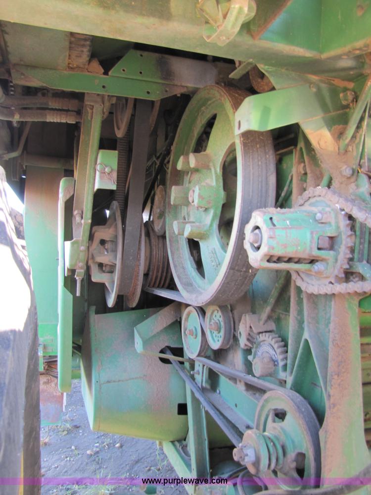 image for item 5214 1982 John Deere 8820 combine