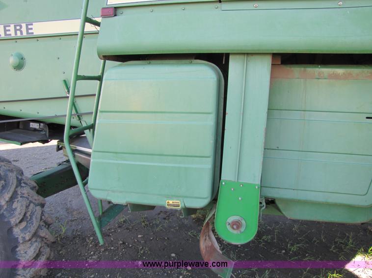 image for item 5214 1982 John Deere 8820 combine