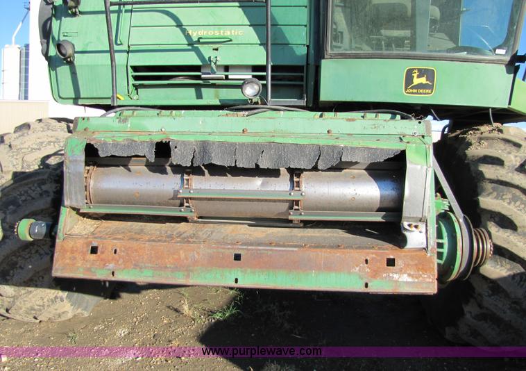 image for item 5214 1982 John Deere 8820 combine