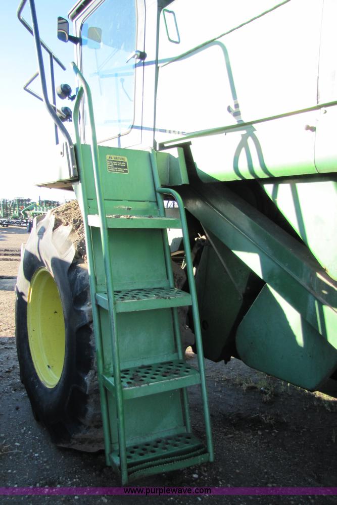 image for item 5214 1982 John Deere 8820 combine