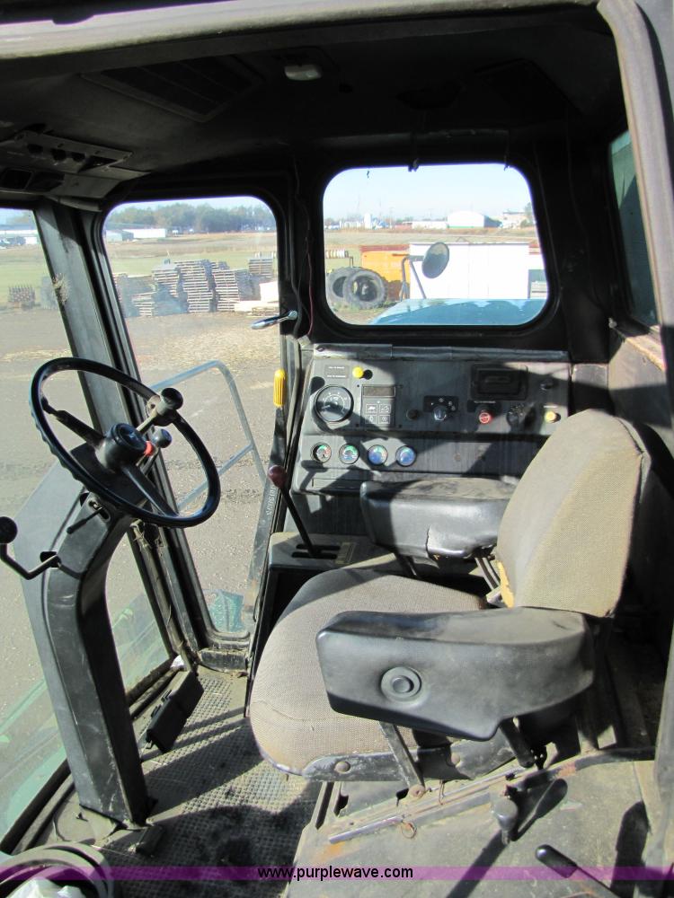 image for item 5214 1982 John Deere 8820 combine