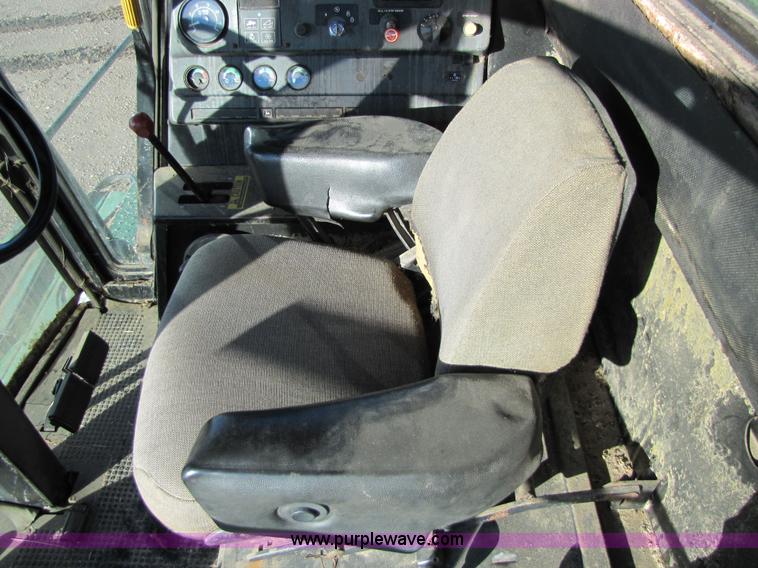 image for item 5214 1982 John Deere 8820 combine