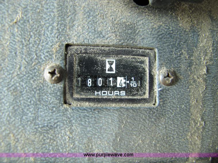 image for item 5214 1982 John Deere 8820 combine