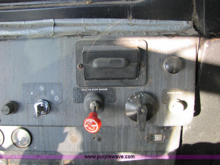 image for item 5214 1982 John Deere 8820 combine