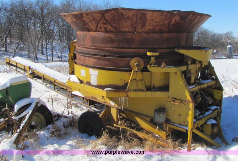 image for item 5220 1980 Haybuster H1000 Big Bite tub grinder