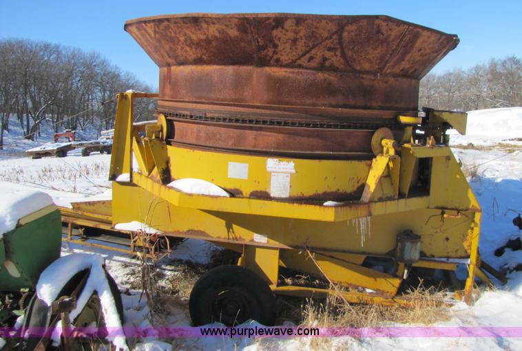 image for item 5220 1980 Haybuster H1000 Big Bite tub grinder