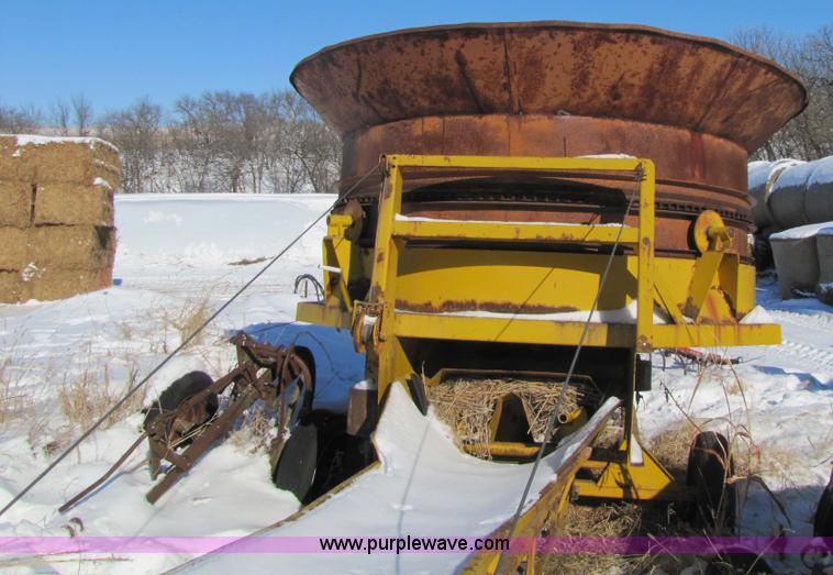 image for item 5220 1980 Haybuster H1000 Big Bite tub grinder