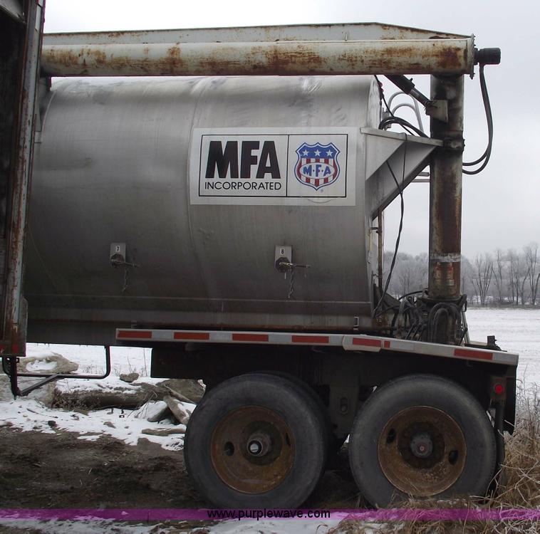 image for item 5473 1994 Warren AT-36-SR4 feed trailer