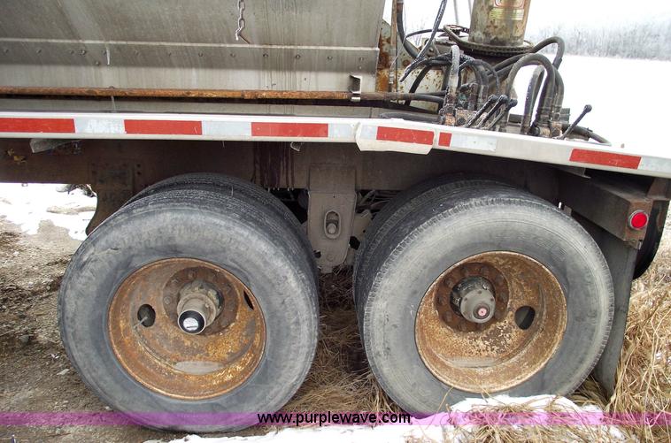 image for item 5473 1994 Warren AT-36-SR4 feed trailer