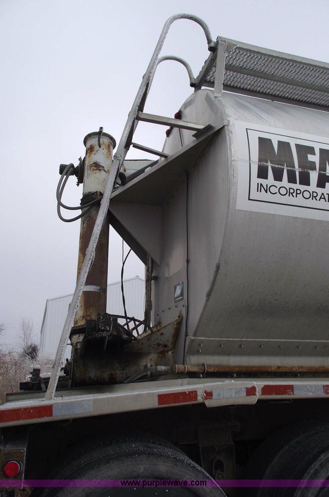 image for item 5473 1994 Warren AT-36-SR4 feed trailer