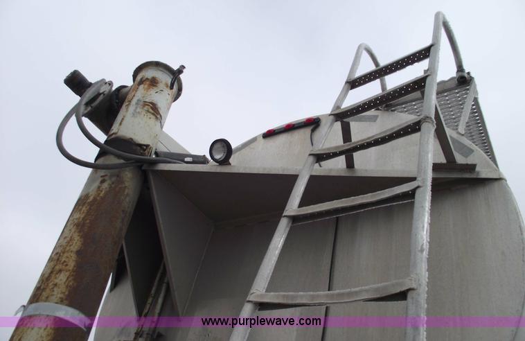 image for item 5473 1994 Warren AT-36-SR4 feed trailer