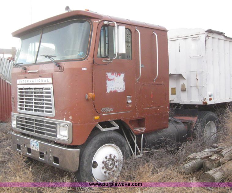 image for item 6294 1982 International COF9670 semi truck