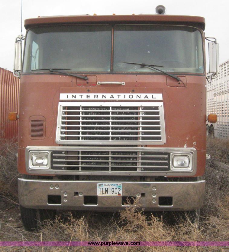 image for item 6294 1982 International COF9670 semi truck