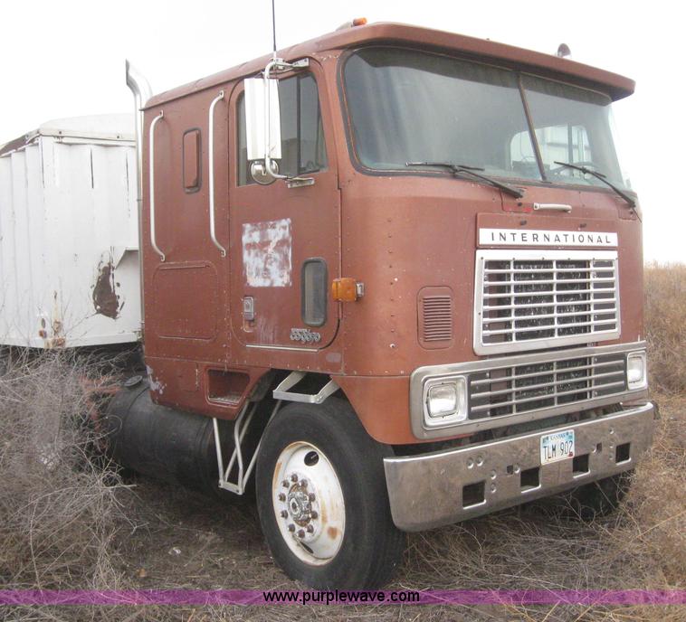 image for item 6294 1982 International COF9670 semi truck