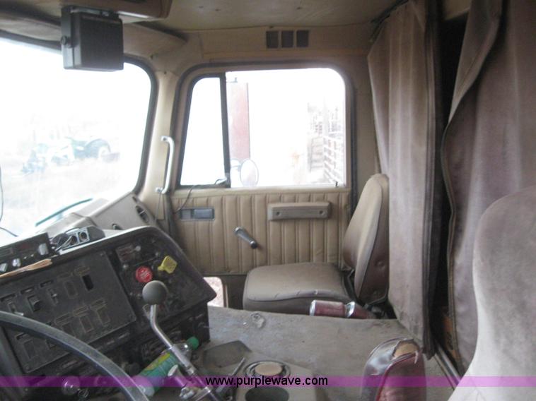 image for item 6294 1982 International COF9670 semi truck