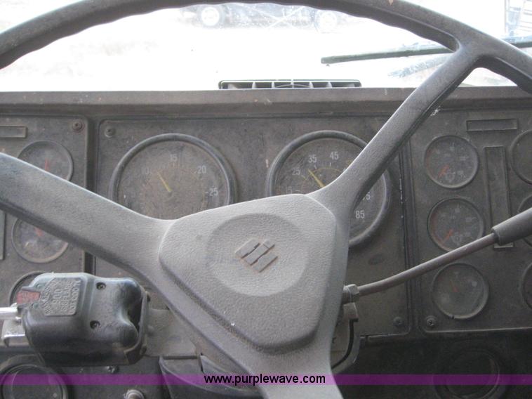 image for item 6294 1982 International COF9670 semi truck