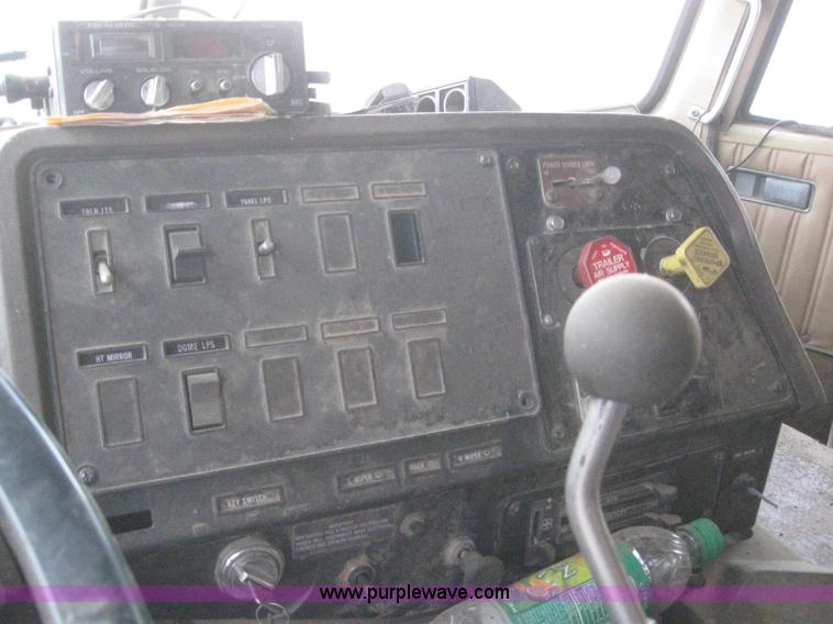 image for item 6294 1982 International COF9670 semi truck