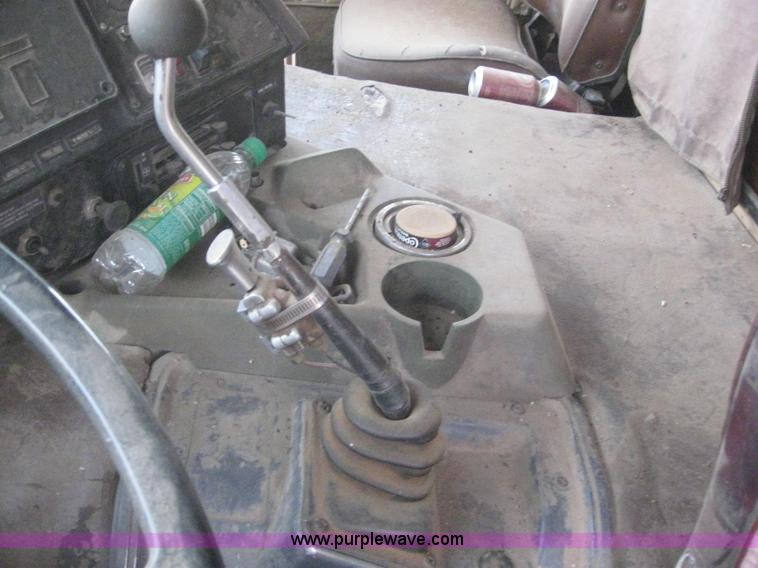 image for item 6294 1982 International COF9670 semi truck