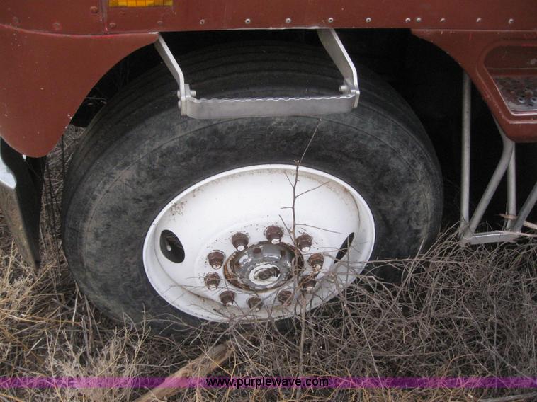 image for item 6294 1982 International COF9670 semi truck