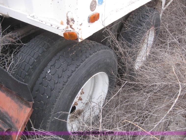 image for item 6294 1982 International COF9670 semi truck