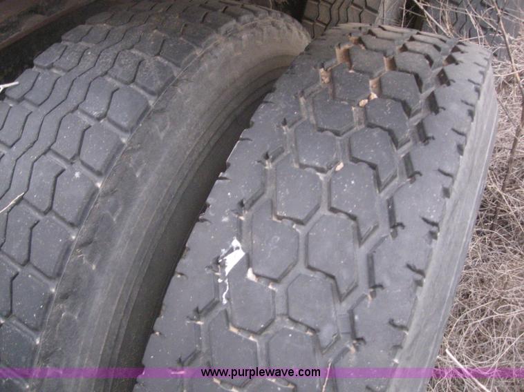 image for item 6294 1982 International COF9670 semi truck