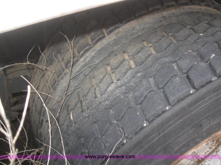 image for item 6294 1982 International COF9670 semi truck