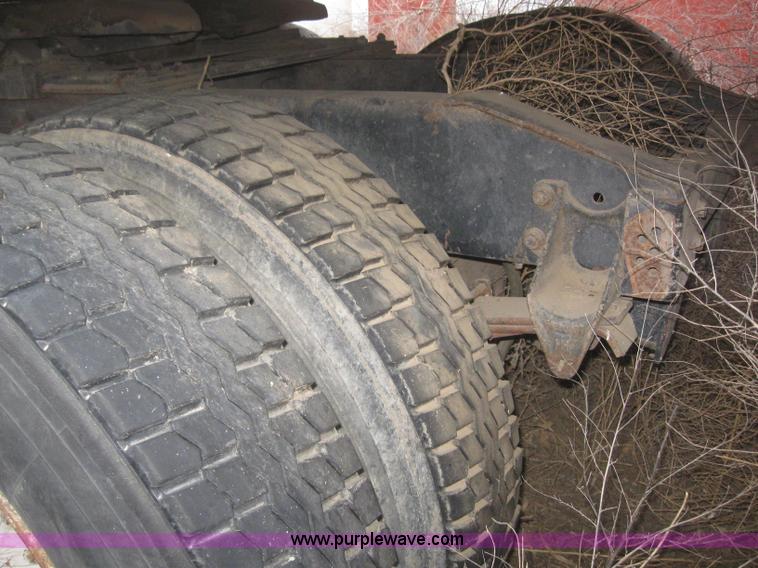 image for item 6294 1982 International COF9670 semi truck