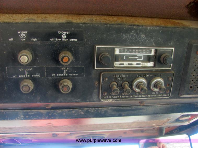 image for item 6815 1981 Allis Chalmers 7045 cab tractor