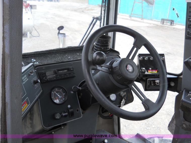 image for item 7774 1995 Willmar 745 self-propelled sprayer