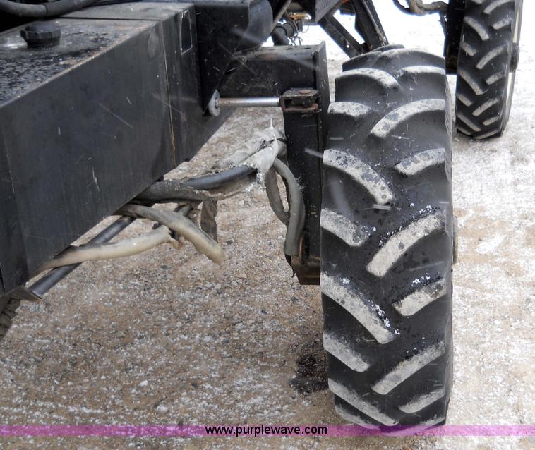 image for item 7774 1995 Willmar 745 self-propelled sprayer