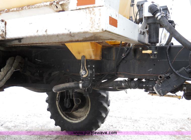 image for item 7774 1995 Willmar 745 self-propelled sprayer