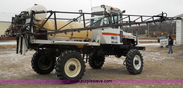 image for item 7774 1995 Willmar 745 self-propelled sprayer