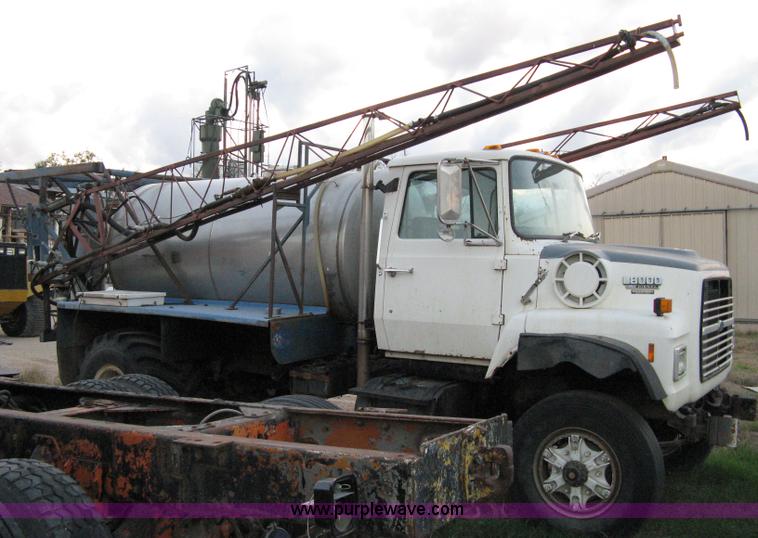 image for item 8060 1990 Ford LN8000 truck with sprayer