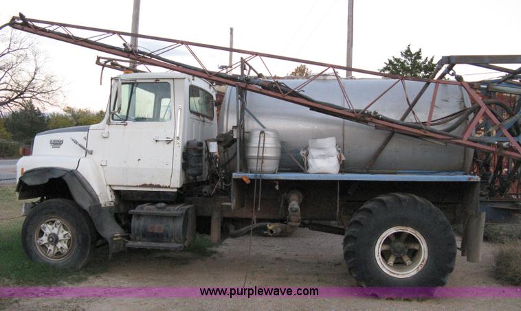 image for item 8060 1990 Ford LN8000 truck with sprayer