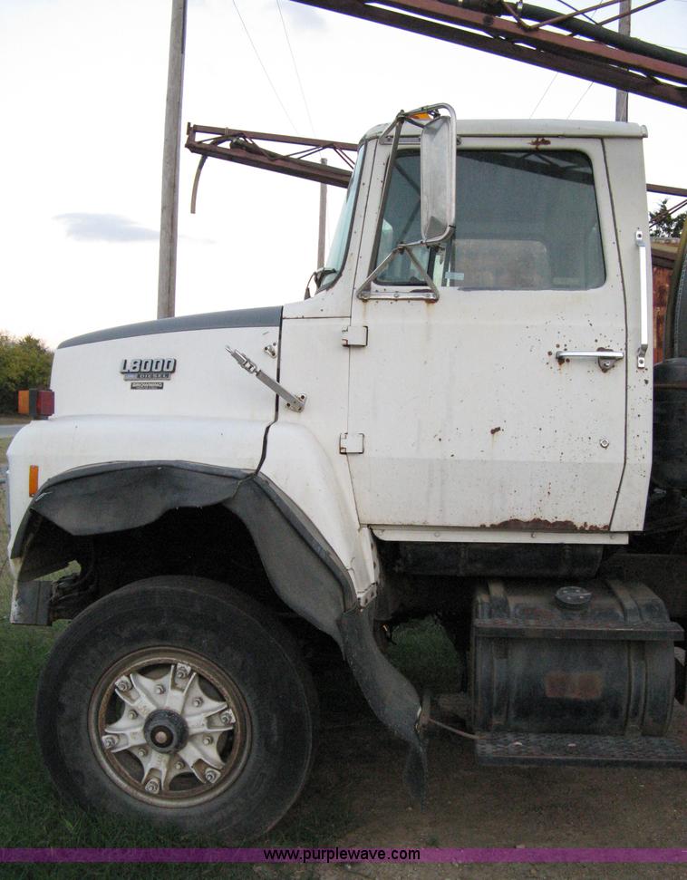 image for item 8060 1990 Ford LN8000 truck with sprayer